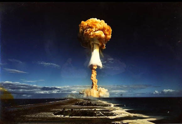 Bom hạt nhân (hay còn gọi là bom nguyên tử)